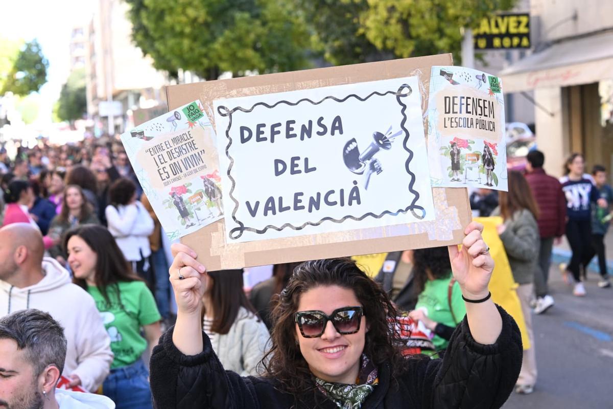 "Las maestras luchando también estamos enseñando", la educación pública se manifiesta en Elche