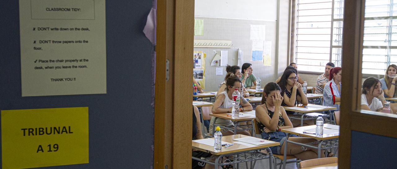 Profesorado interino durante los exámenes de oposición