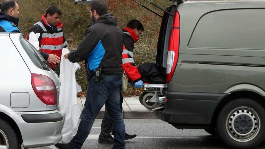 Un momento de la retirada, ayer, del cadáver.