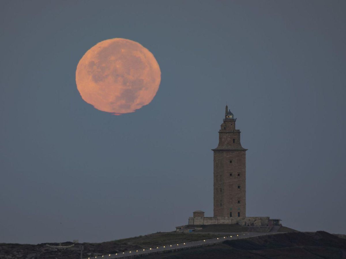 Luna llena con la Torre de Hércules. | // ÓSCAR BLANCO