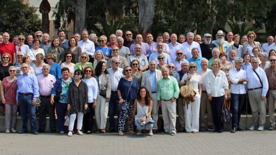 Foto de grupo de exalumnos y personas vinculadas a la antigua academia. | LEVANTE-EMV