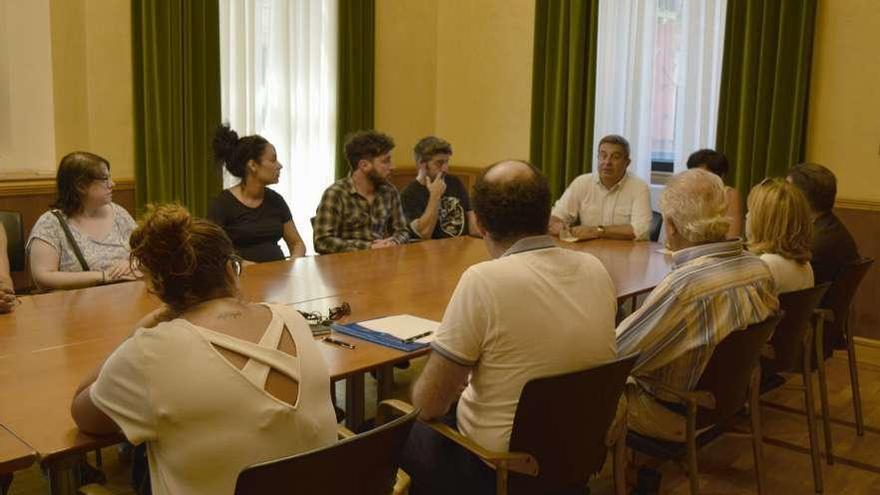 Los vecinos desalojados de sus casas tras el derrumbe del edificio de Cimadevilla, ayer, en la reunión con el concejal Esteban Aparicio en el Ayuntamiento de Gijón.