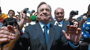 Florentino, complimentat per seguidors del Madrid a la carpa del club a València en la final de Copa.