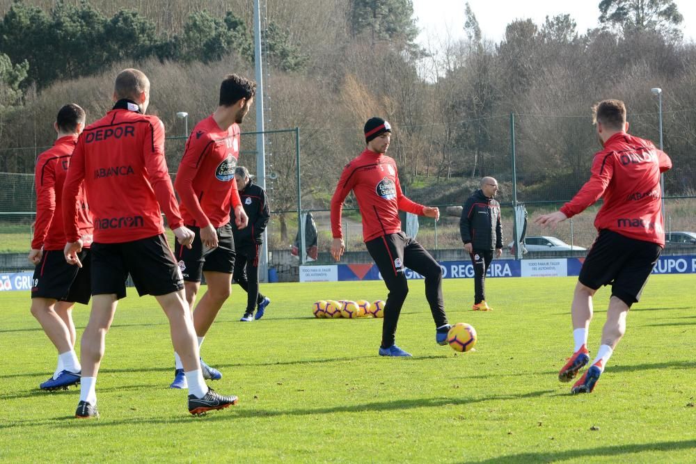 El preparador deportivista, Natxo González, ha facilitado la convocatoria del equipo coruñés tras el entrenamiento de esta mañana.