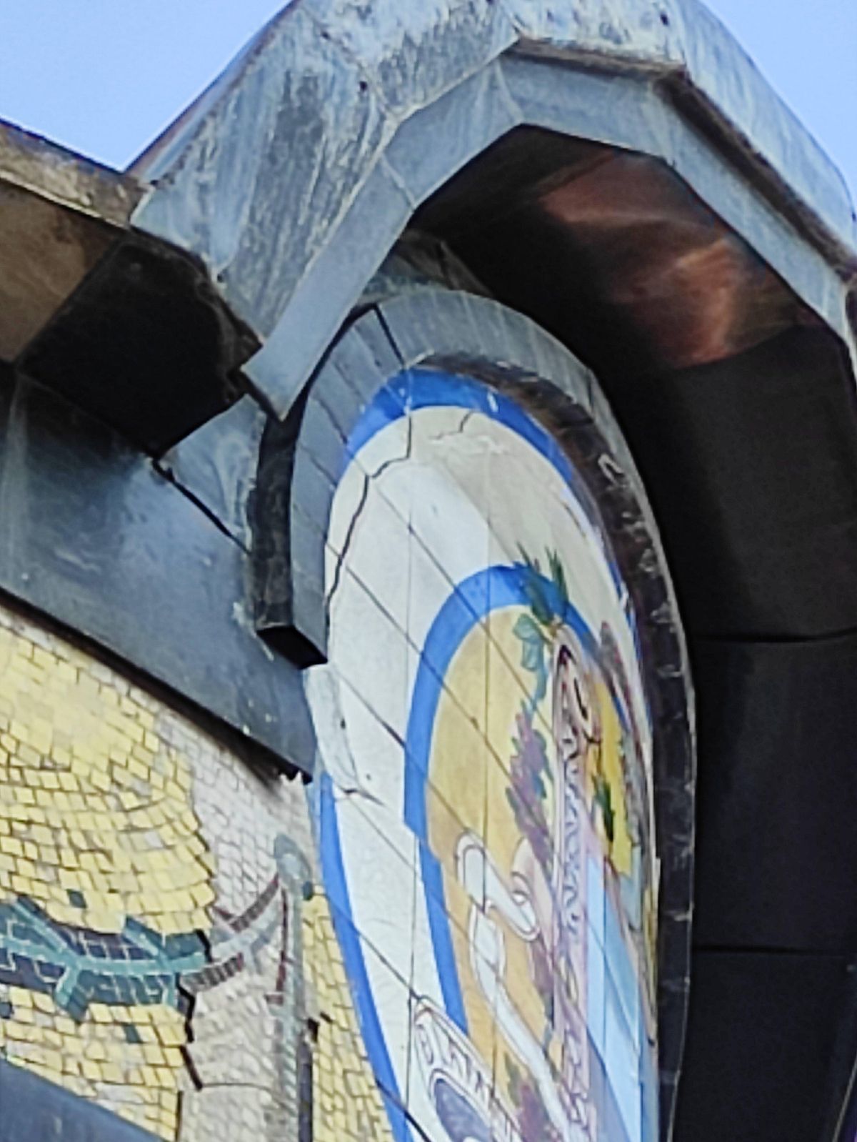 Grietas en los murales de la fachada de la Casa Soláns.
