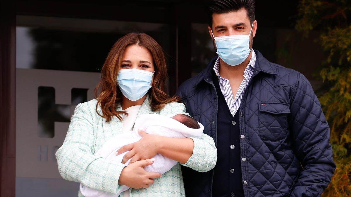 Paula Echevarría y Miguel Torres abandonan el hospital con su hijo Miguel Jr.