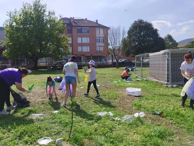 La limpieza y recogida de la zona de acampada del Seven de Grado, en imágenes