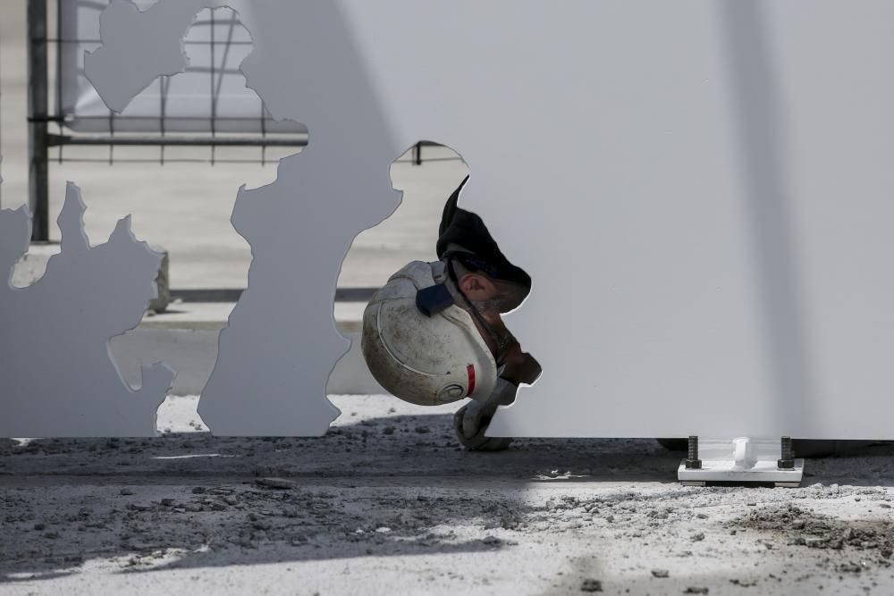 Instalación de la estatua de Genovés en el Niemeyer