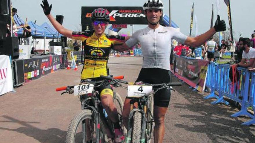 Kataiza Sierra -izquierda- y Javier Ramos celebran sus triunfo en la Maspalomas Bike Xperience.