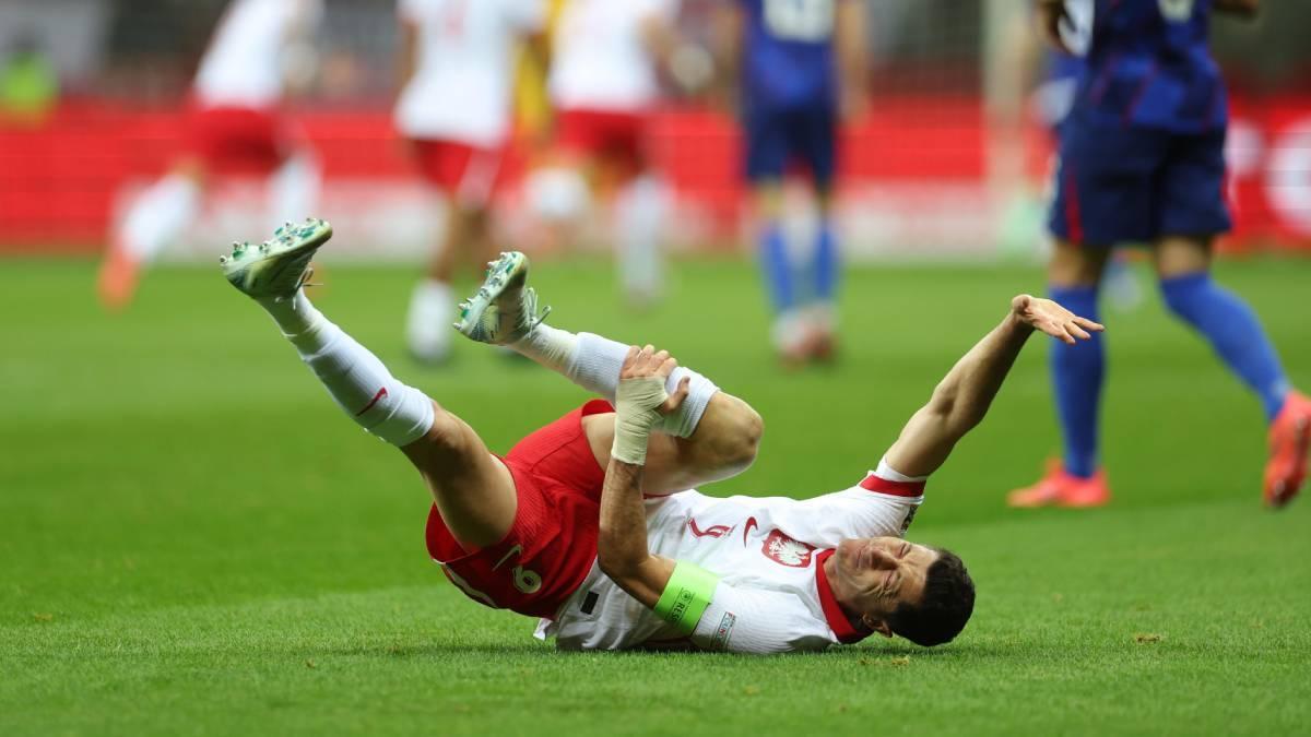 Lewandowski recibió una entrada fortísima de Livakovic