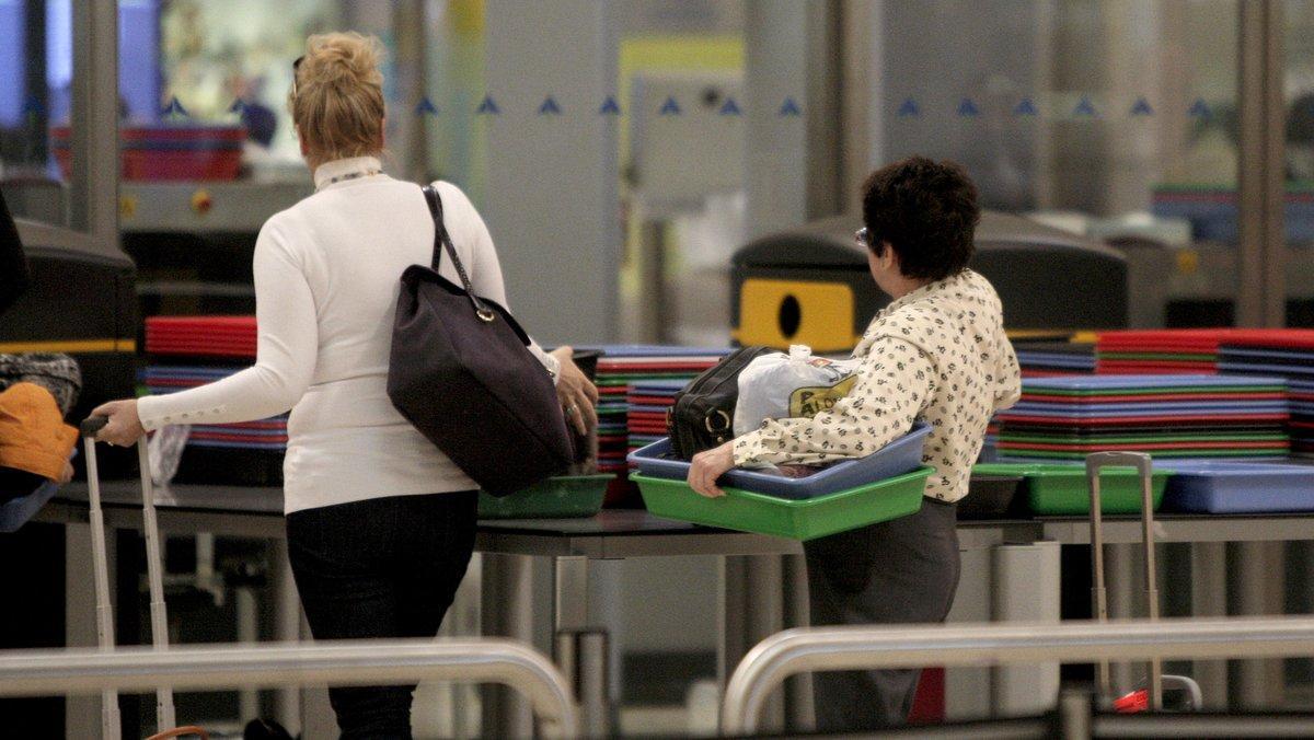 Viajeros pasan por un control de seguridad en el aeropuerto de Madrid-Barajas. Viajeros pasan por un control de seguridad en el aeropuerto de Madrid-Barajas.