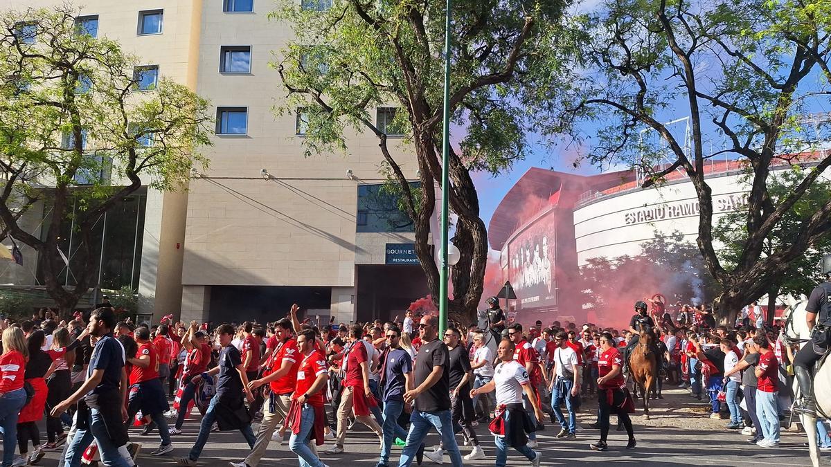 Aficionados del Sevilla toman rumbo al Benito Villamarín escoltados por la Policía