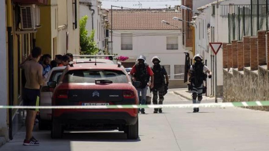 Miembros de la unidad de intervención de la Guardia Civil en las inmediaciones de la vivienda.