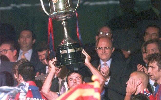 Luis Enrique levantando la Copa