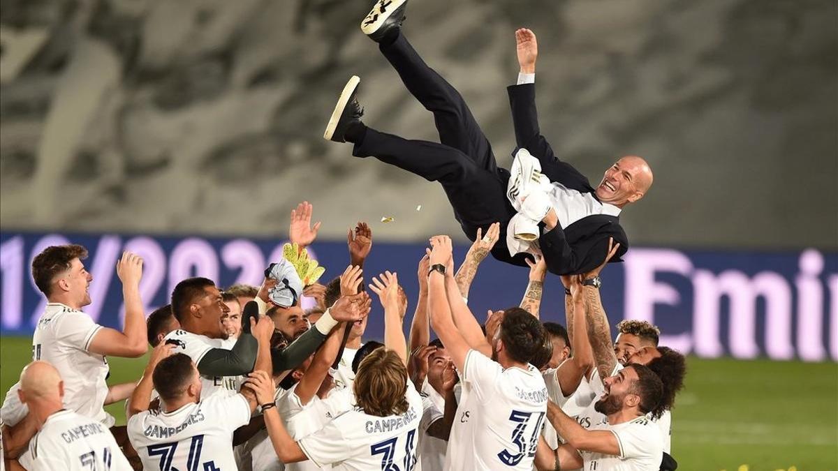 Los jugadores del Madrid mantean a Zidane después de asegurarse la Liga