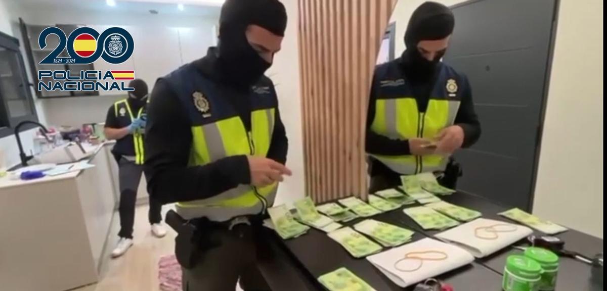 Agents recomptant diners intervinguts en un domicili.