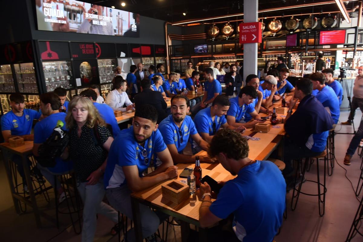 Continúa la celebración del ascenso: recepción en Abanca y fiesta en MEGA