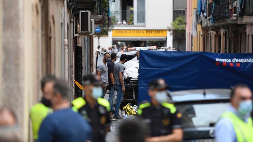 Los bomberos trabajan en el edificio de la Barceloneta donde se ha producido el incendio