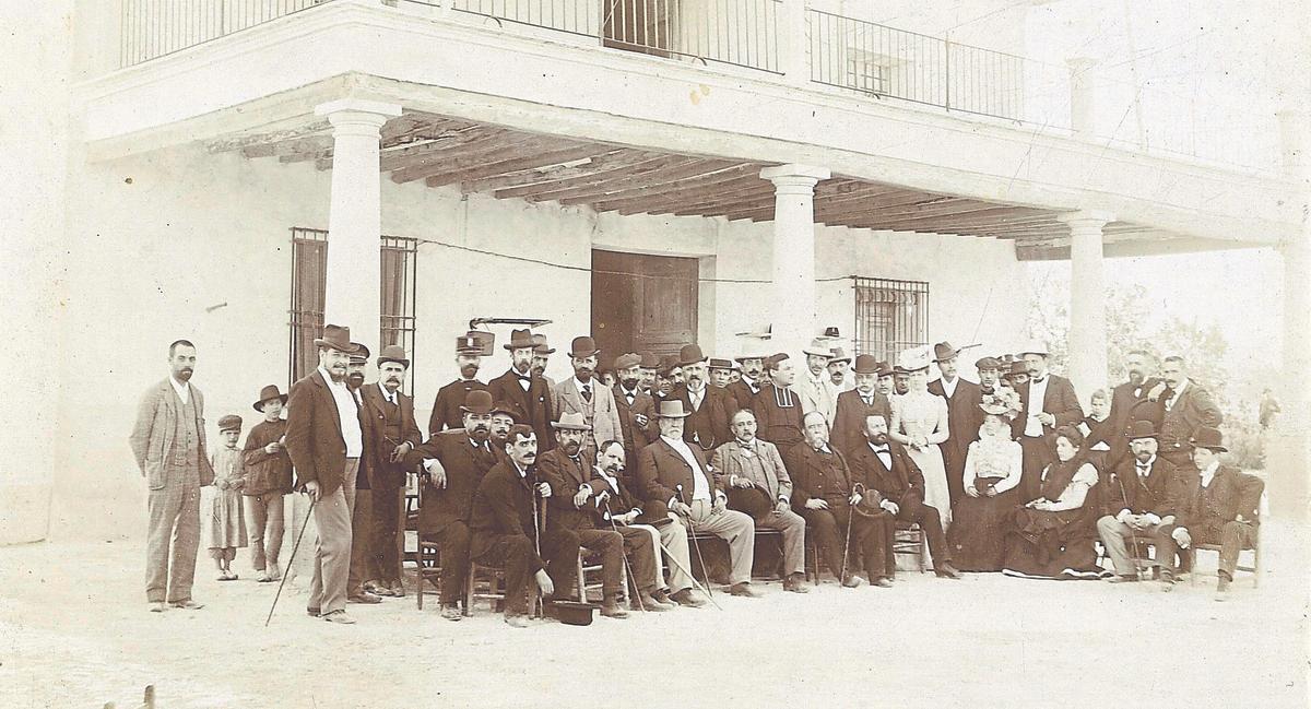 Dia de l’eclipsi de 1900, astrònoms i visitants en la hisenda de l’alcalde, Sebastián Canales.