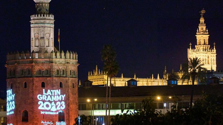 La ciudad de Sevilla, engalanada para la celebración de los Latin Grammy del año pasado.