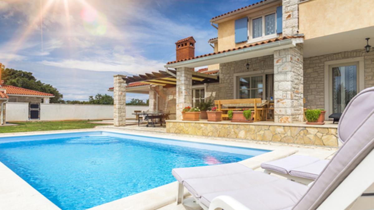 Casas con piscina y precios rebajados en venta en Barcelona.