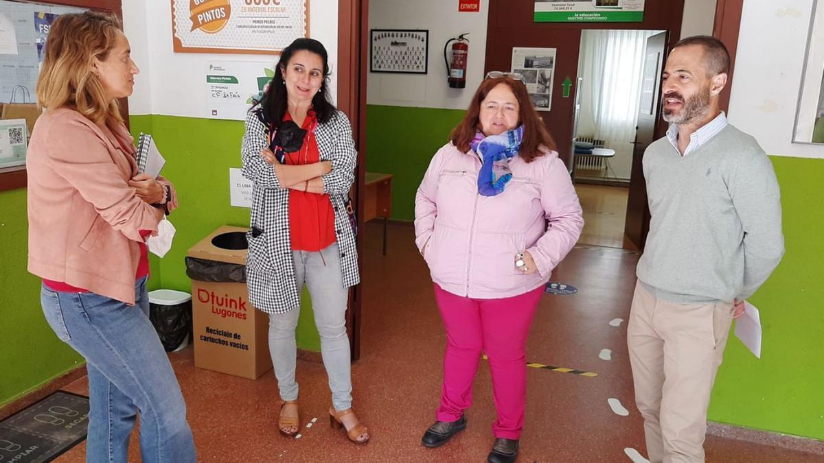 Por la izquierda, Marta Rodríguez, técnica municipal; María Jesús Gómez, secretaria del colegio; Paloma Martínez, jefa de estudios, y Ángel García, alcalde de Siero, ayer, en el colegio. | L. P.