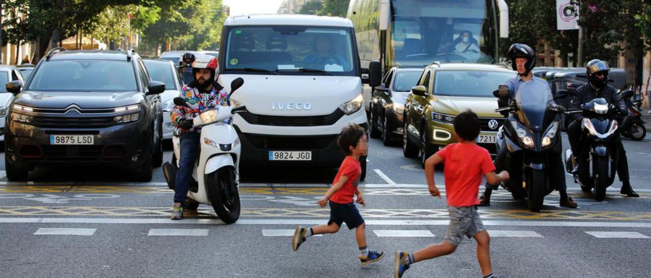 Dos niños cruzan la calle en Barcelona.   | // RICARD CUGAT