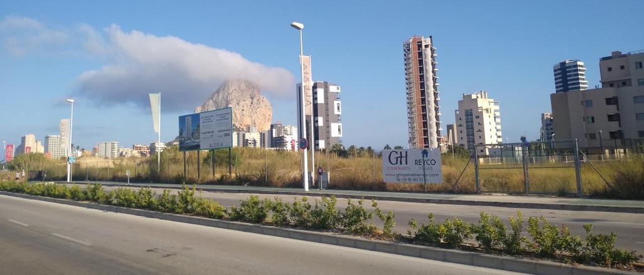 Una de las zonas de expansión de Calp, al fondo el Penyal.