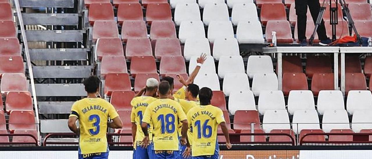 Los jugadores de la UD Las Palmas celebran el tanto de Rubén Castro en Almería el pasado 17 de junio de 2020. | | LALIGA