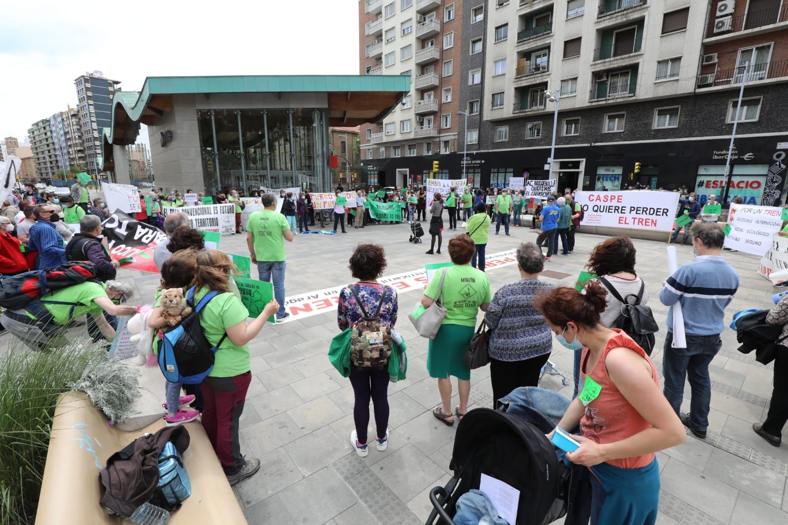 Más de 200 personas se manifiestan para pedir más paradas y frecuencias de tren