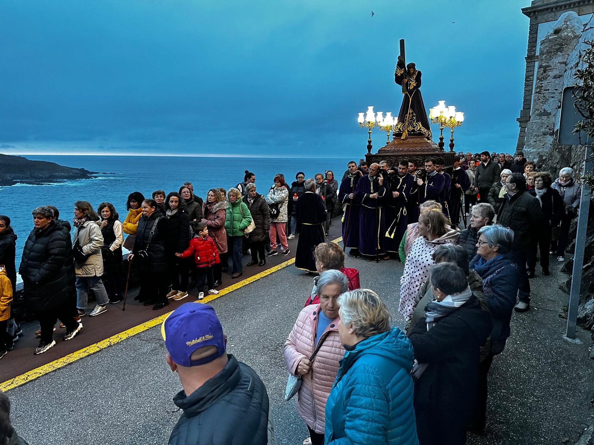 En imágenes: el Nazareno deslumbra en Luarca