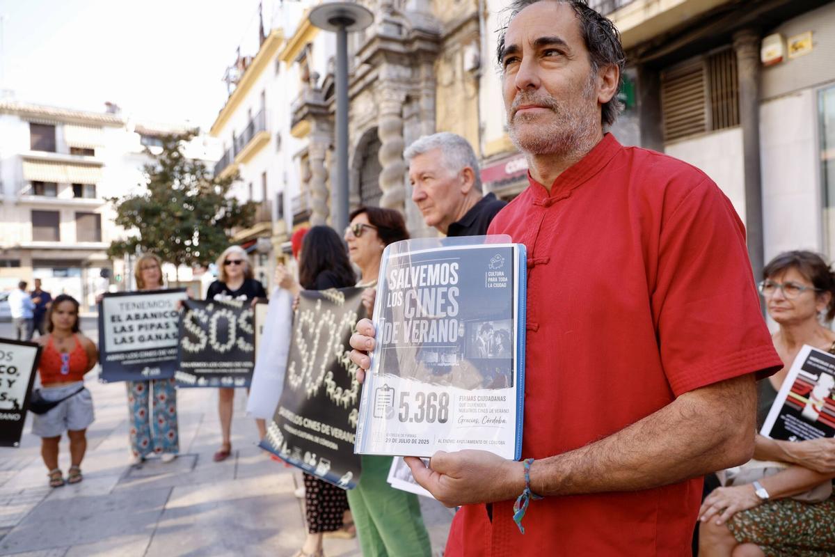 Córdoba. SOS Cines de Verano, entrega de firmas en la puerta del Ayuntamiento