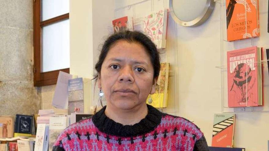 La activista Lolita Chávez, en la librería Berbiriana.