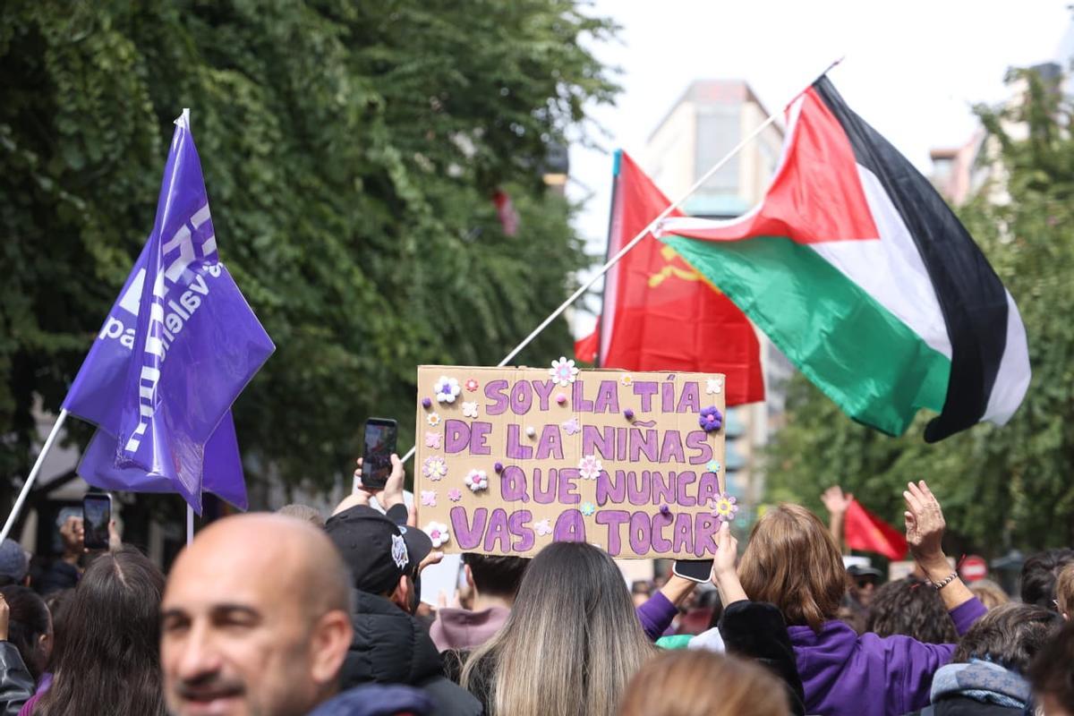 La multitudinaria marcha feminista en Alicante por el 8M, en imágenes