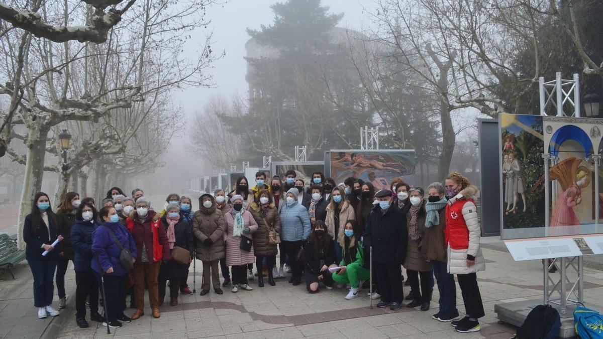 La actividad intergeneracional en los Paseos de la Mota culminó con una foto de grupo para el recuerdo. | E. P.