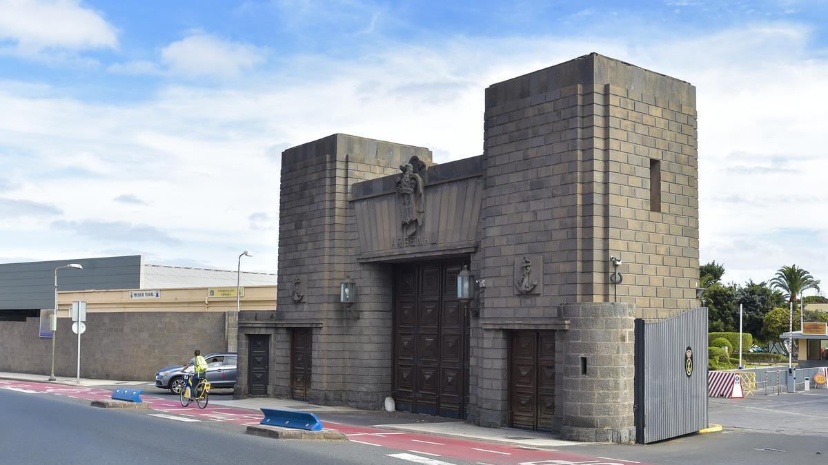 Entrada principal de la Base Naval, en la que queda uno de los 72 vestigios franquistas de la ciudad de Las Palmas de Gran Canaria.