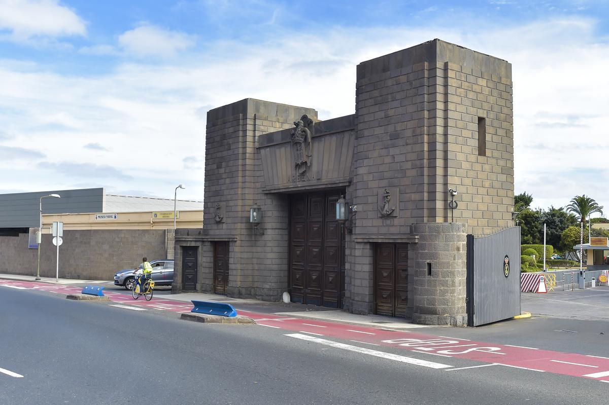 Entrada principal de la Base Naval, en la que queda uno de los 72 vestigios franquistas de la ciudad de Las Palmas de Gran Canaria.