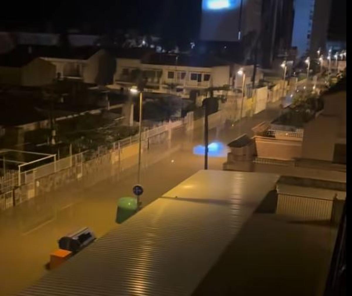 Calle inundada por las lluvias este domingo en Mazarrón