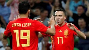 Diego Costa y Iago Aspas celebran el gol de España a Túnez.