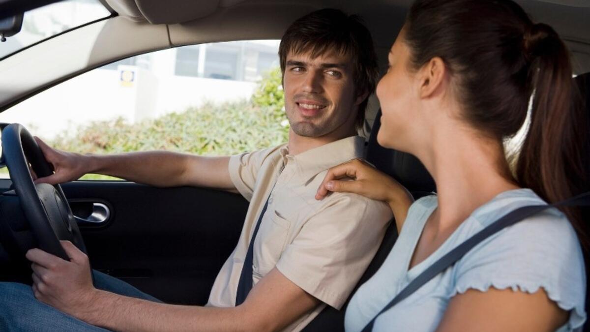 Una pareja viajando en coche.