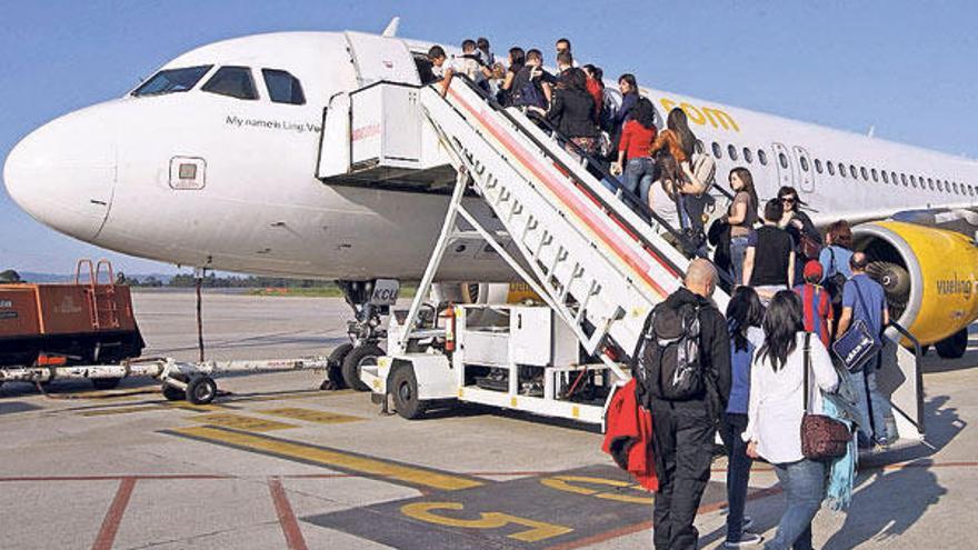 Viajeros suben al avión de Vueling que cubrió el pasado verano la ruta Vigo-Londres.  // Marta G. Brea