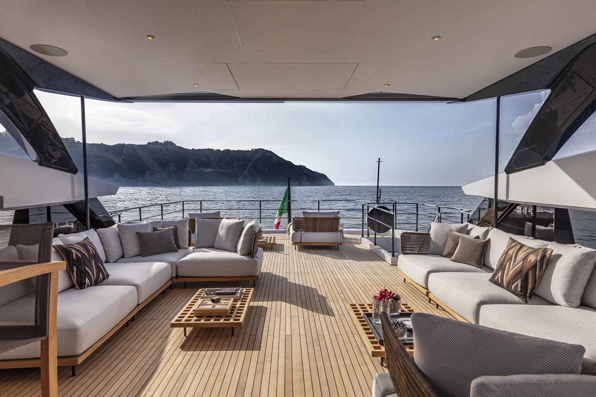 Imágenes de un yate de lujo Saetta 106 construído por Custom Line