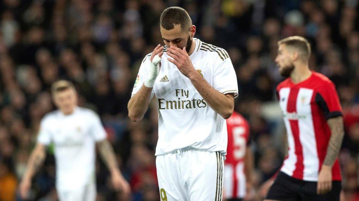 Benzema lamentando el fallo de una ocasión