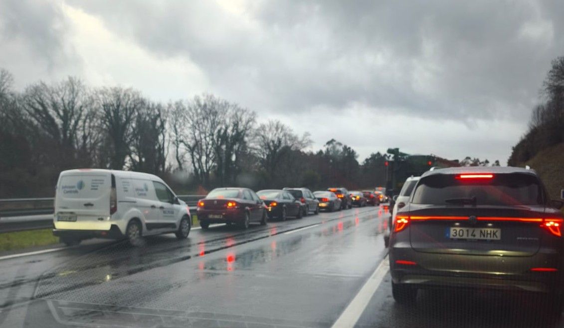 Un accidente múltiple en la AP-9 cierra la autopista en sentido Santiago