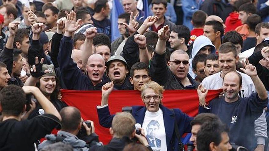 Cientos de manifestantes muestran en Belgrado su apoyo a Radovan Karadzic. /