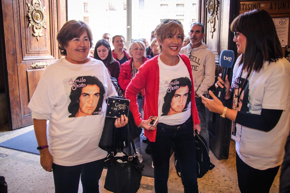 Cientos de personas pasan por delante de la urna con las cenizas del cantante para rendirle el último homenaje