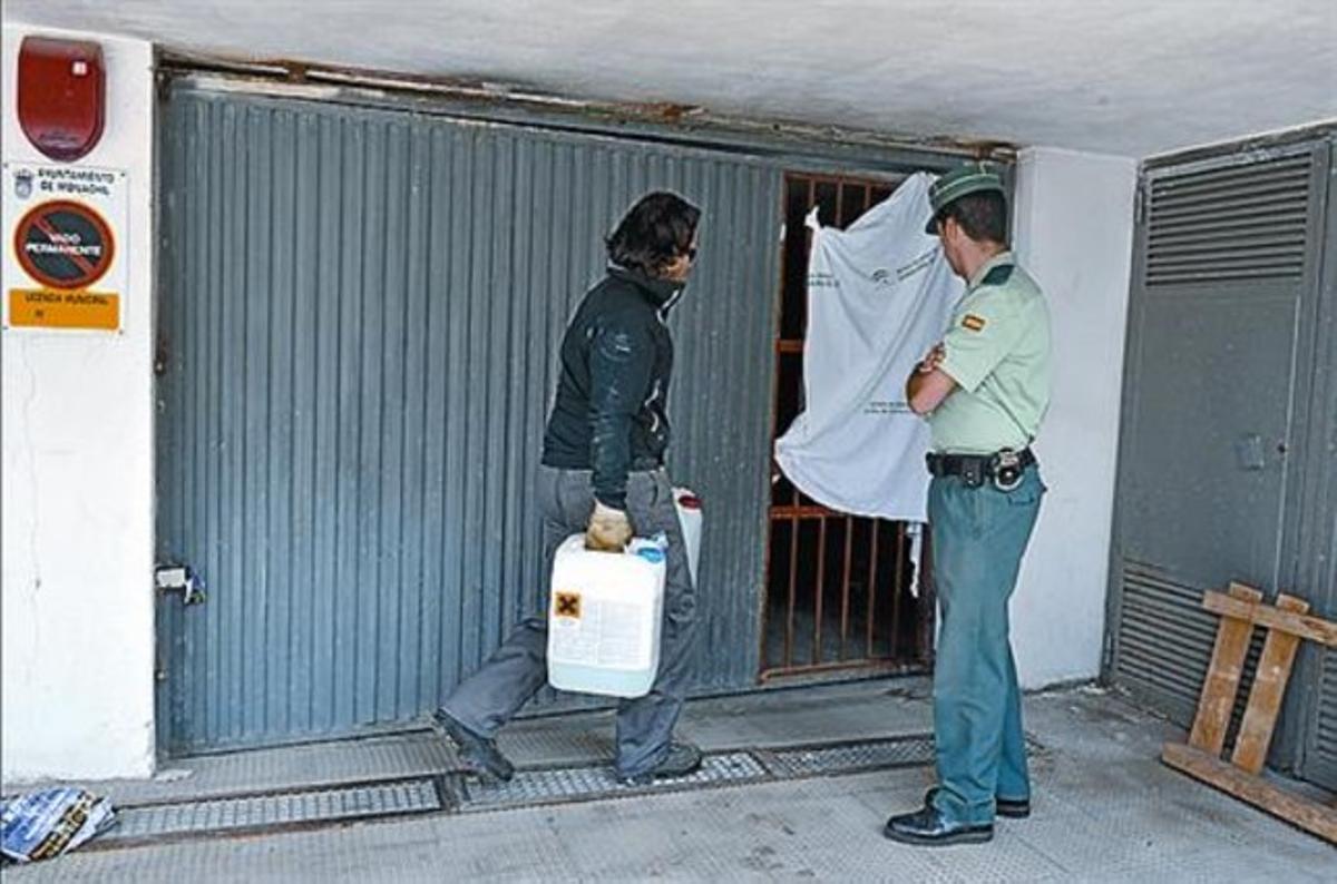 Un guàrdia civil i un operari, ahir, al lloc de l’accident.