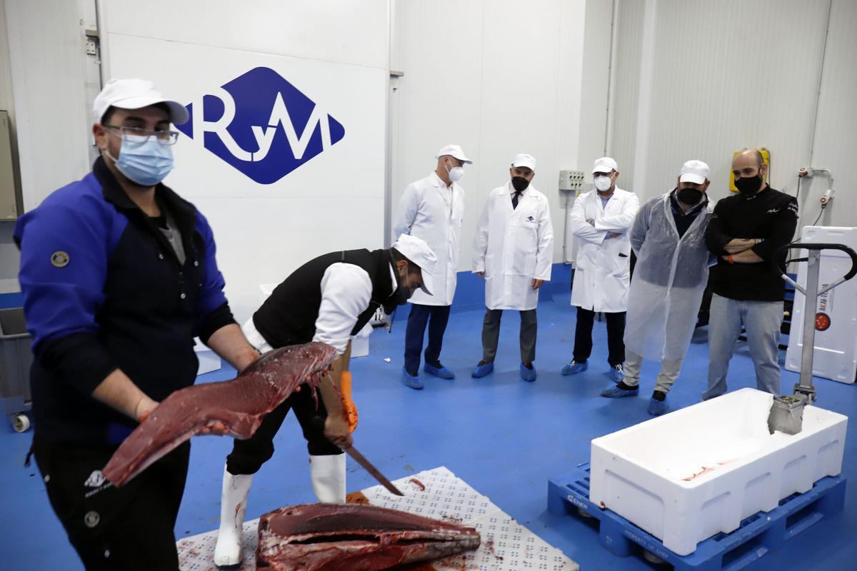 MLG 12-01-2022.-El consejero de la Presidencia, Administración Pública e Interior, Elías Bendodo, atiende a los medios en su visita la empresa de distribución, envasado y elaboración tanto de pescado y marisco como de productos cárnicos, Román y Martos.-ÁLEX ZEA