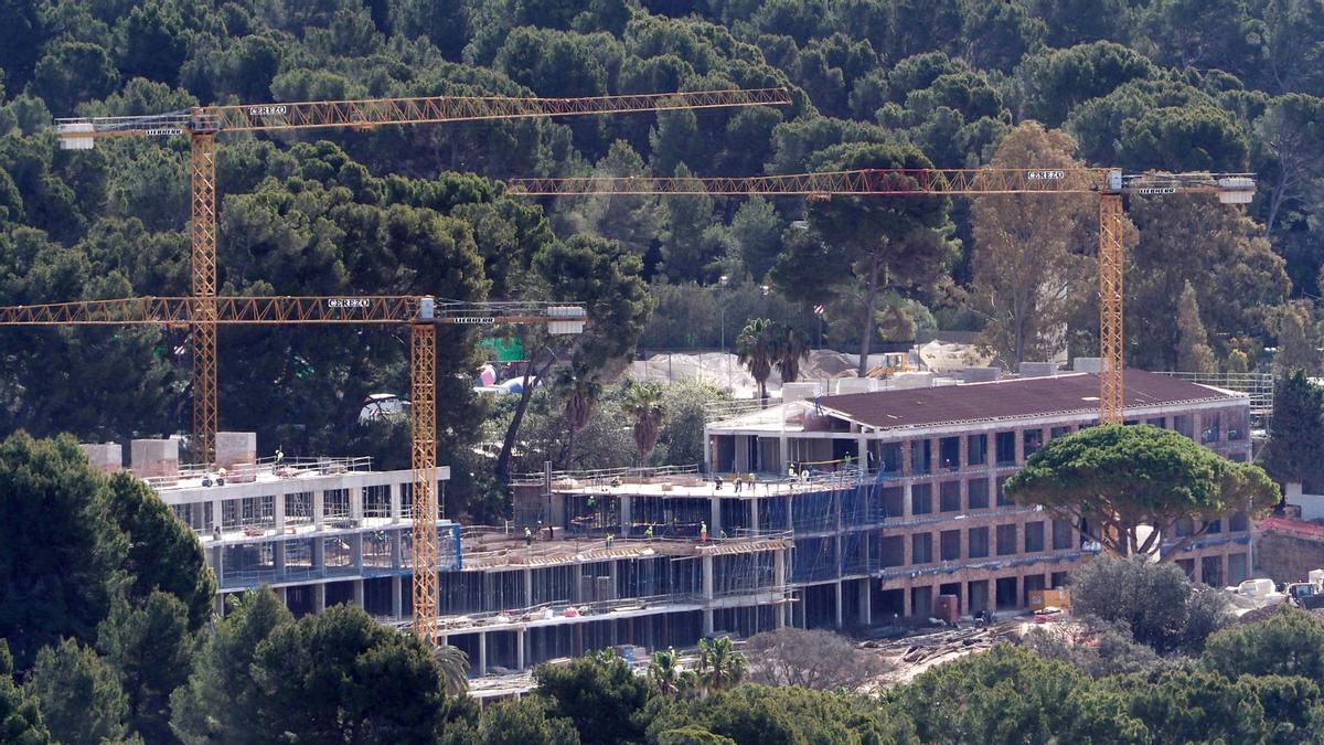 Una imagen reciente de las obras de reconstrucción del hotel Formentor.