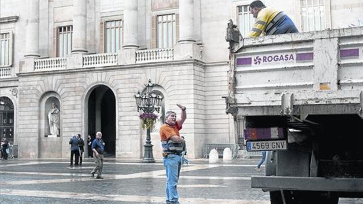 La plaza de Sant Jaume, desierta y mojada, a cuatro días de la cita electoral.